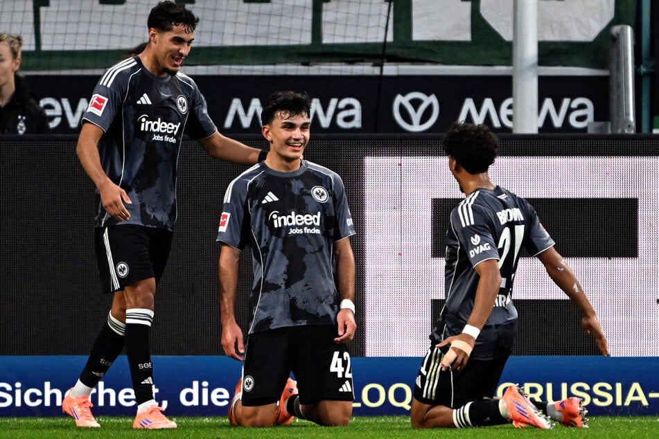 Nathaniel Brown (r.) bejubelt mit Fares Chaibi (l.) einen Treffer von Can Uzun (M.): Der 22-jährige Nationalspieler zählt zu den Leistungsträgern bei Frankfurt in dieser Saison.