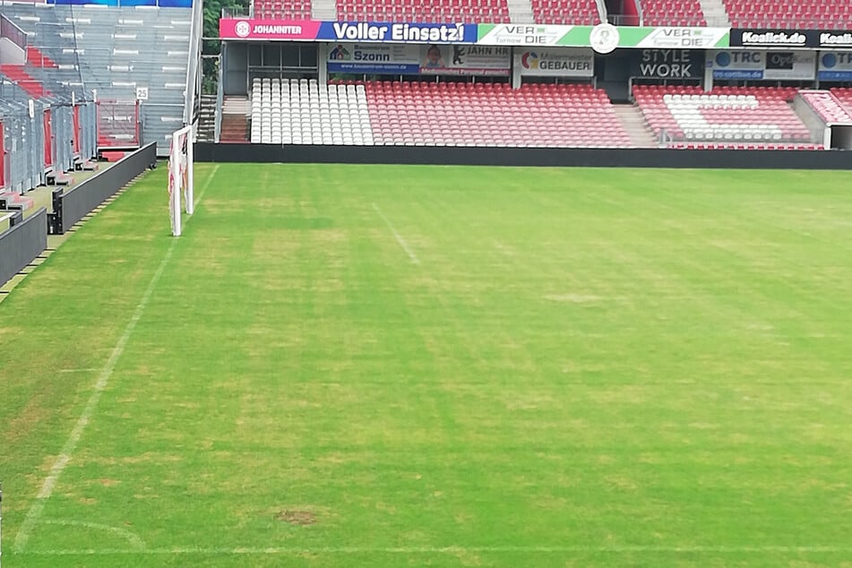 Der Rasen im Stadion präsentierte sich wenige Tage vor dem Saisonstart in einem desolaten Zustand.