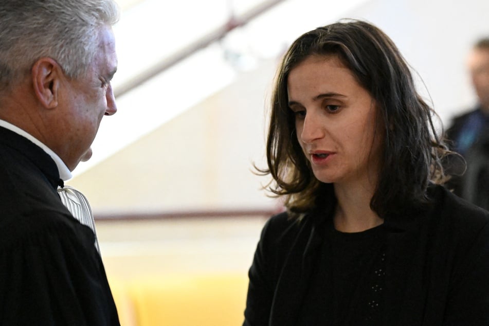 Am Freitag gab Julia Simon (29) zu, ihre Teamkollegin und zwei weitere Personen beklaut zu haben, doch offenbar gibt es noch weitere Opfer.