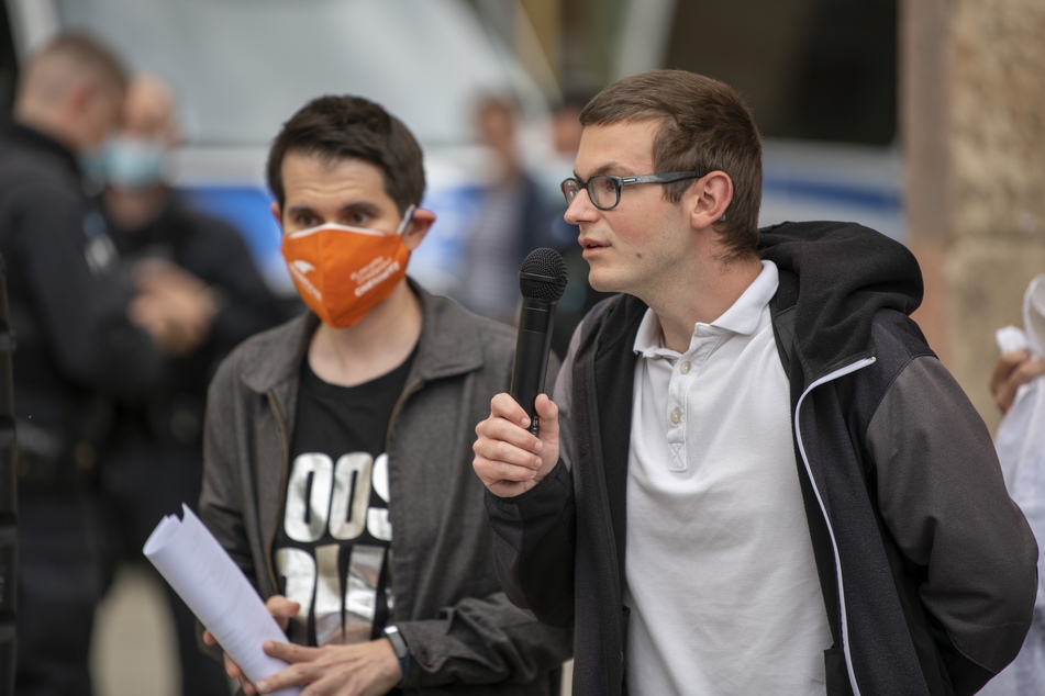 Erik Neubert (25, Grüne, r.), ist der Sprecher von "Chemnitz Nazifrei".