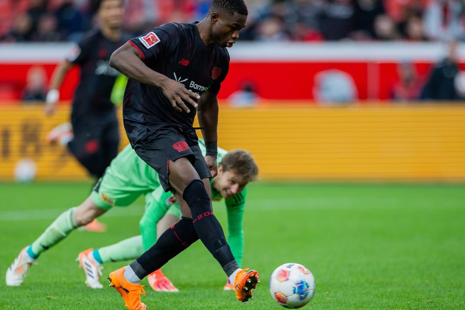 Das entscheidende 0:2: Frederik Rönnow (33, hinten) kann seinen Patzer nicht mehr ausbaden.