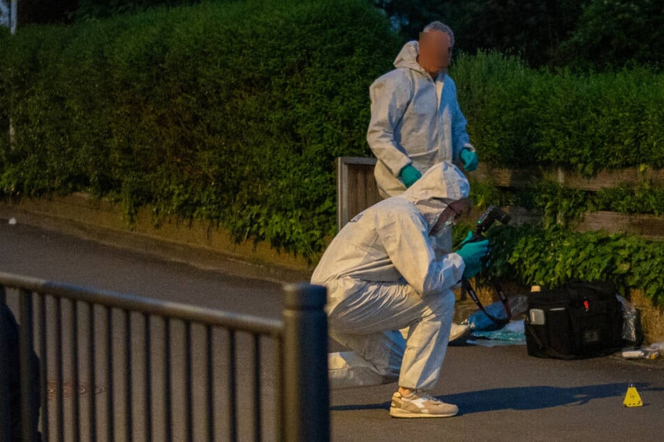 Ermittler am Tatort an der Silchestraße in Tamm. Hier fielen zuvor Schüsse.