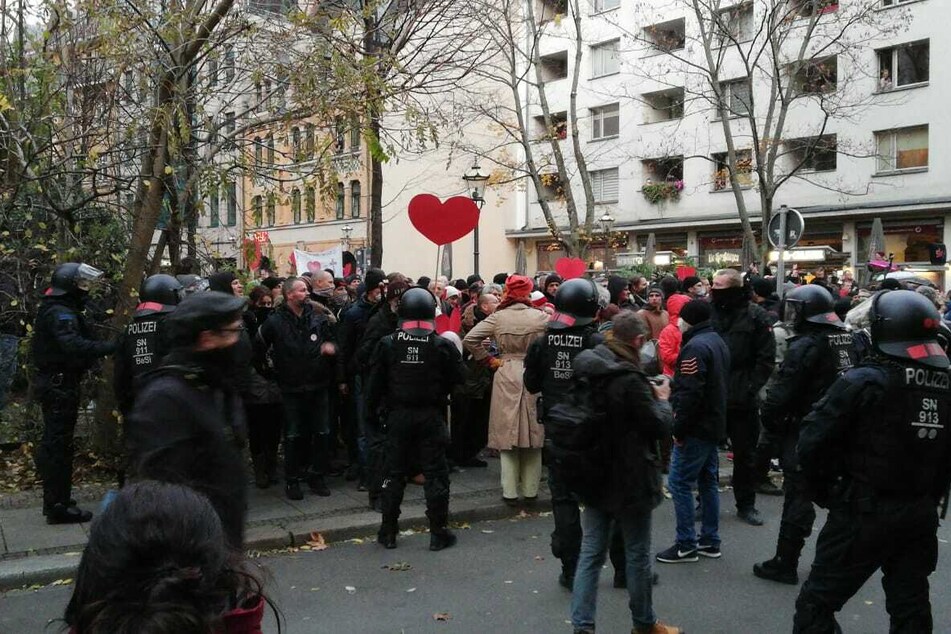 Die Polizei konnte den Marsch der Corona-Gegner kurz stoppen, nun geht es jedoch weiter.