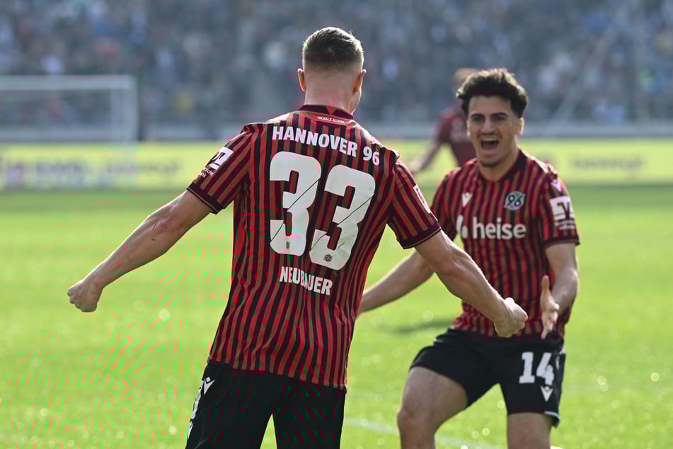 Titz-Sohn Jan-Luca ist davon überzeugt, dass Husseyn Chakroun (21) heute das Siegtor für Hannover schießt.