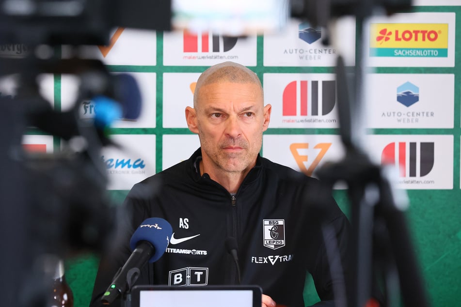 Kein guter Start für Alexander Schmidt. Das erste Testspiel mit ihm an der Seitenlinie ging für die BSG Chemie Leipzig verloren.