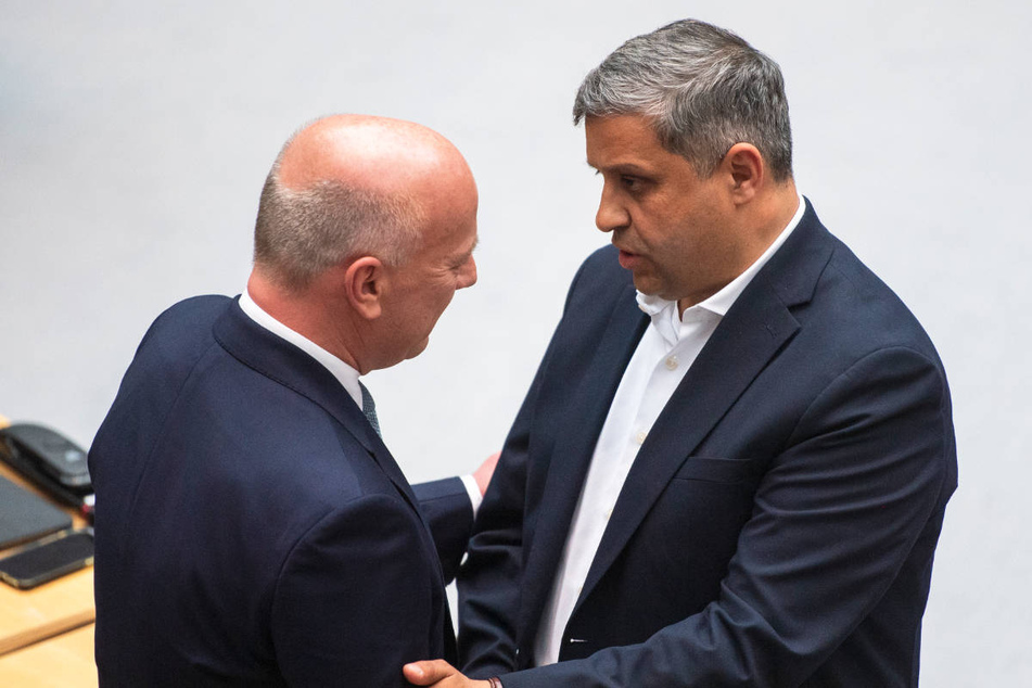 SPD-Chef Raed Saleh (45. r.) gratuliert Kai Wegner (50, CDU) zur Wahl zum Regierenden Bürgermeister von Berlin.