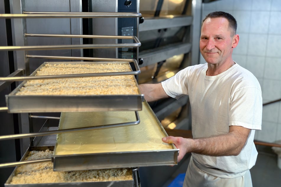 Thorsten Ungethüm (56) ist Dienstältester und Leiter der Backstube.