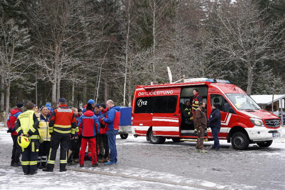 Einsatzkräfte der Feuerwehr stehen in der Nähe der Stelle, an der ein Kleinflugzeug im Bayerischen Wald abgestürzt ist. Nach Polizeiangaben starben dabei zwei Menschen.