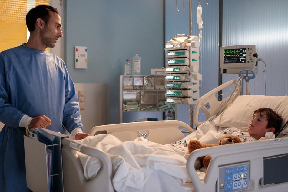 Vater Rajat hat seinen Sohn Anil in die Klinik gebracht. Kurz darauf wird der Junge plötzlich bewusstlos.
