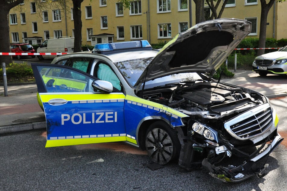 Streifenwagen kracht auf Einsatzfahrt in zwei Autos: Beamte verletzt!