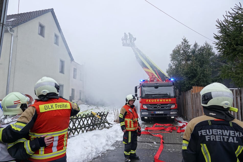 Dicker Qualm waberte durch Bannewitz, OT Wilmsdorf, nachdem dort auf einem Grundstück gezündelt wurde.