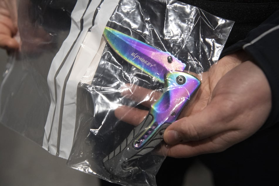 Der Mann wurde mit fünf solcher Einhandmesser erwischt. (Symbolfoto)