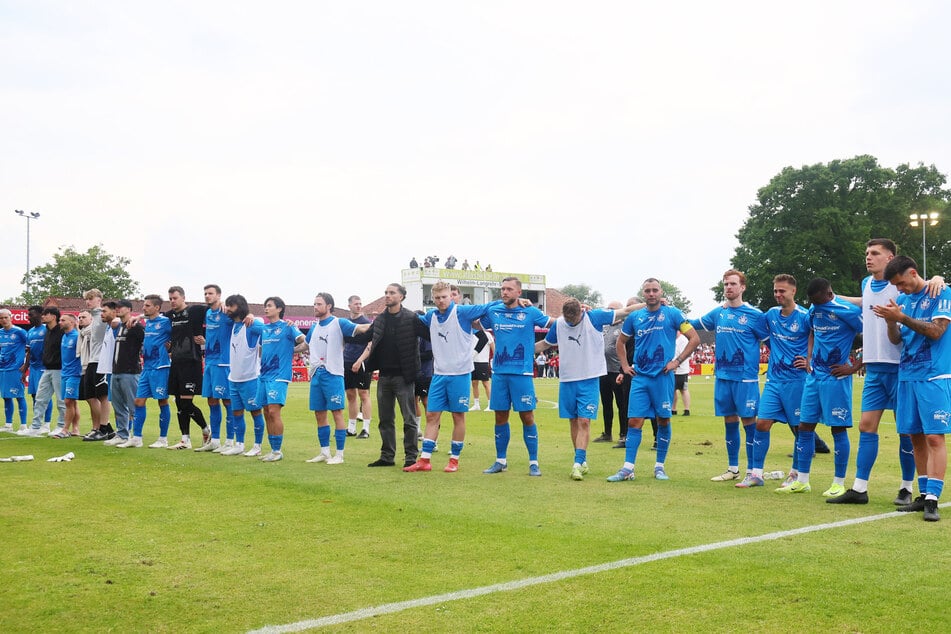 Die Trauer stand ihnen ins Gesicht geschrieben: Die Spieler von Lok Leipzig nach dem bitteren 0:3 in Havelse.