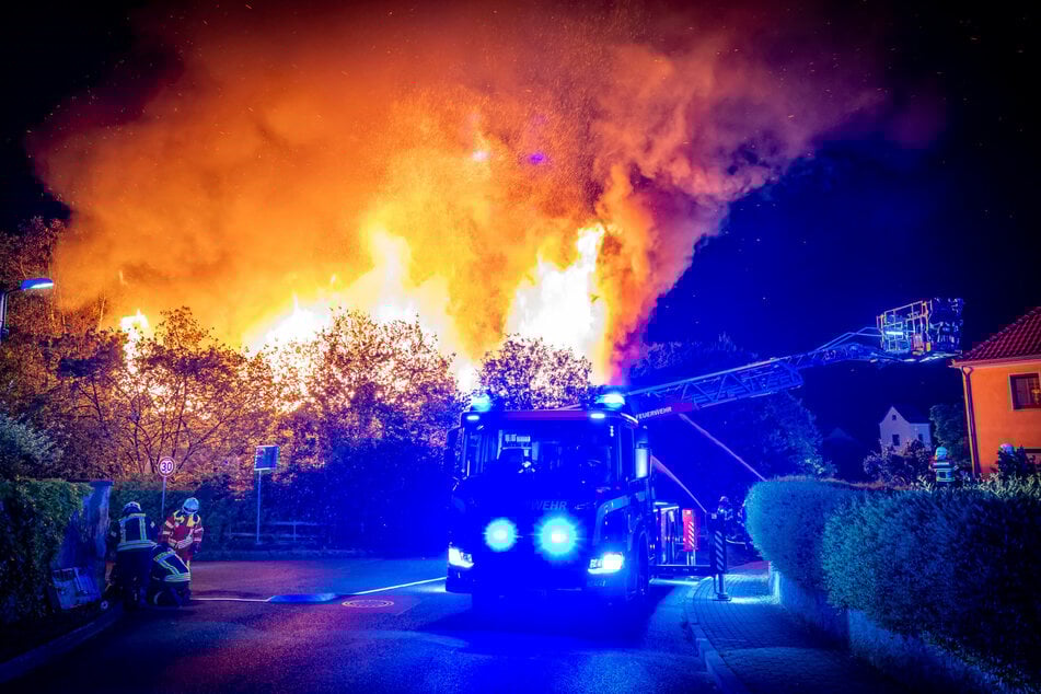 Brand in der Nacht zu Samstag in Nentmannsdorf: Die Feuerwehr war mit einem Großaufgebot vor Ort.