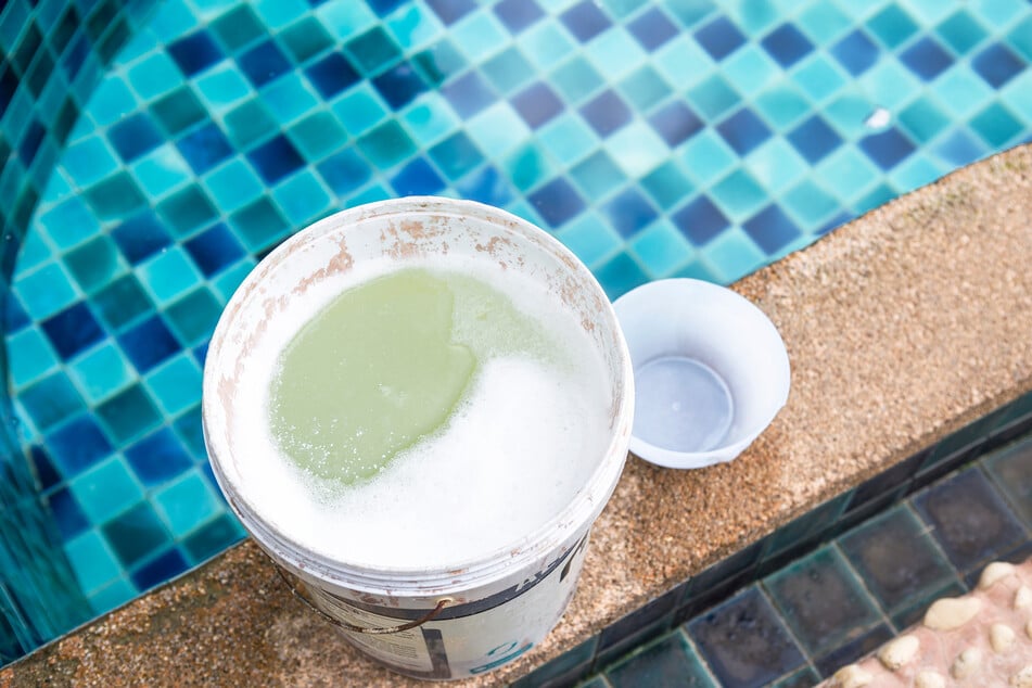 Was hat der Mitarbeiter in dem weißen Eimer zusammengemischt? Hat der Inhalt dieses Eimers vielleicht Juliana getötet? (Symbolbild)