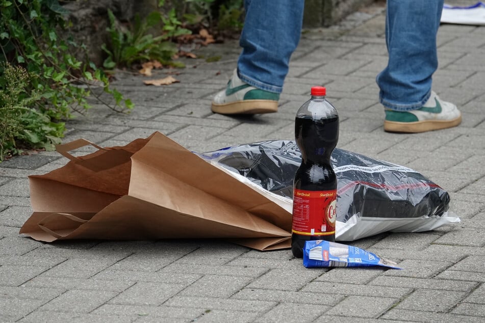 Der Tatverdächtige trug einige Dinge bei sich: darunter eine Cola und Salami-Sticks.