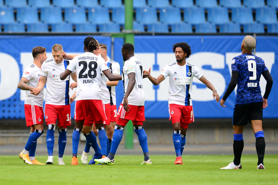 Hamburgs Spieler jubeln nach dem Tor zum 1:0.