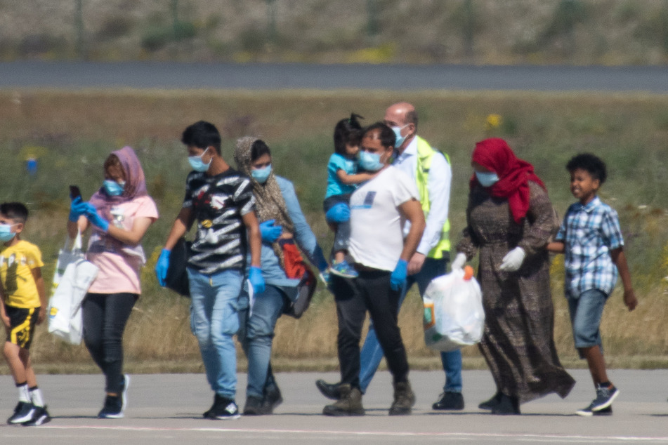 Flüchtlingsfamilien mit kranken Kindern von griechischen Inseln aufgenommen