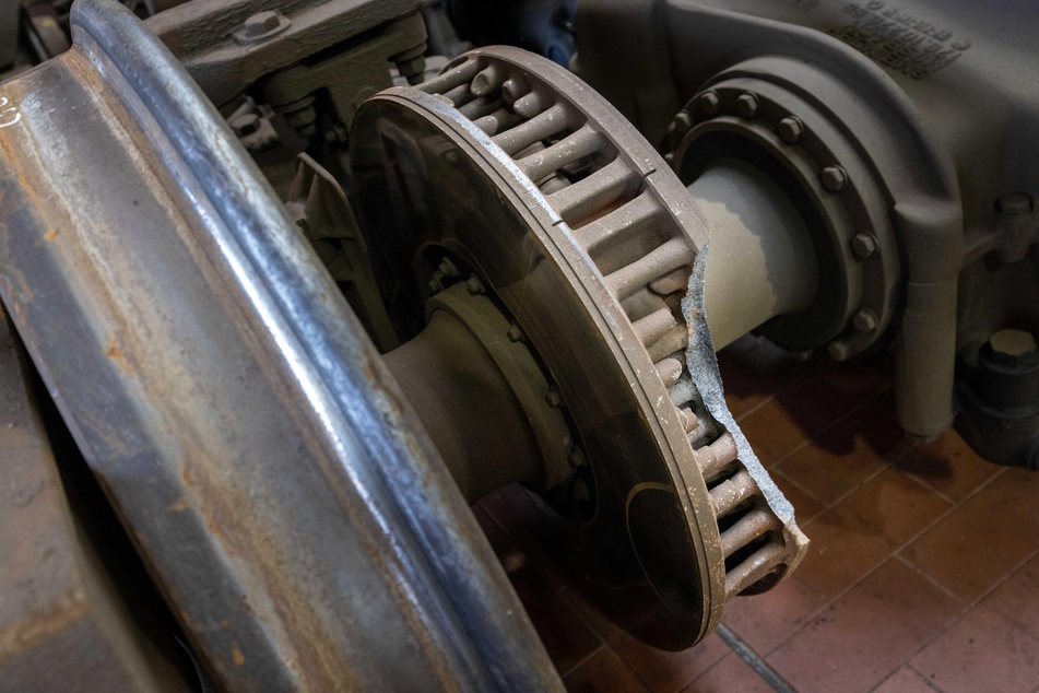 An einem der Regio-Shuttle der City-Bahn müssen Reparaturarbeiten durchgeführt werden.