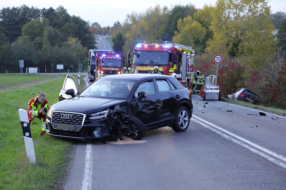 Während der BMW in den Straßengraben rauschte, kam der Audi auf dem Asphalt zum Stillstand.