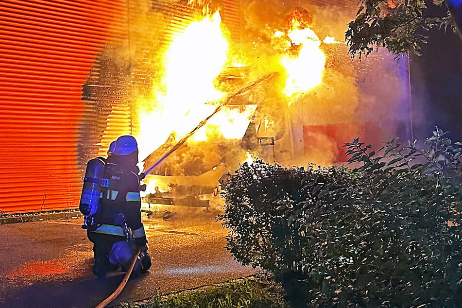 Die Münchner Feuerwehr hatte in der Nacht auf Sonntag bei Bränden im Norden der Stadt alle Hände voll zu tun.