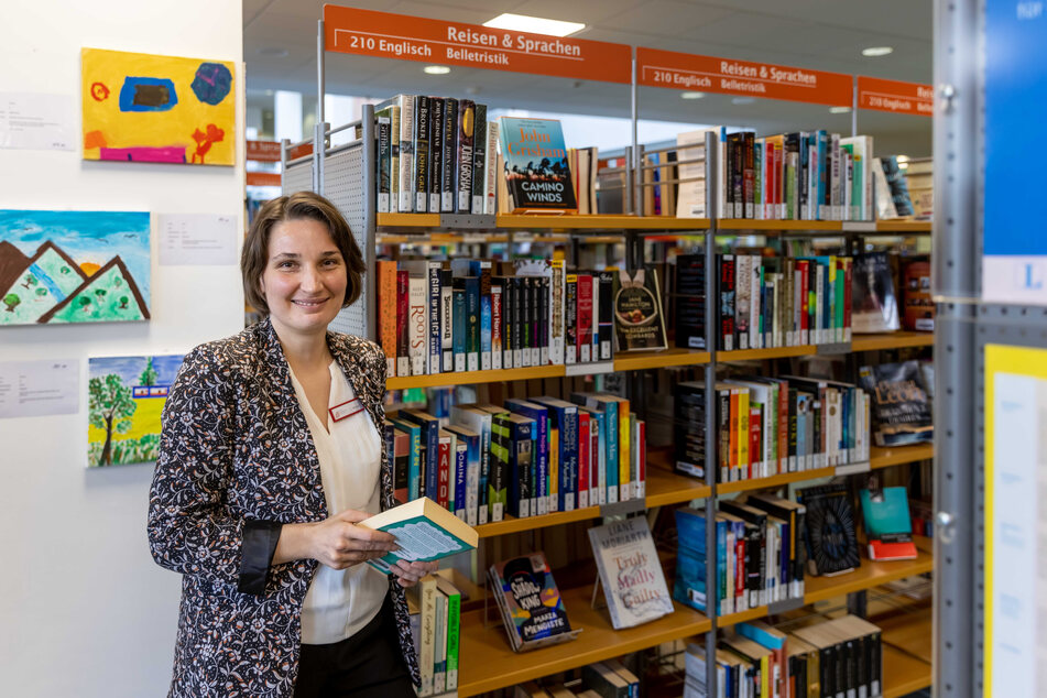 Stadtbibliotheks-Leiterin Corinna Meinel (38) zeigt für die Fremdsprachenbibliothek geschenkte Bücher.