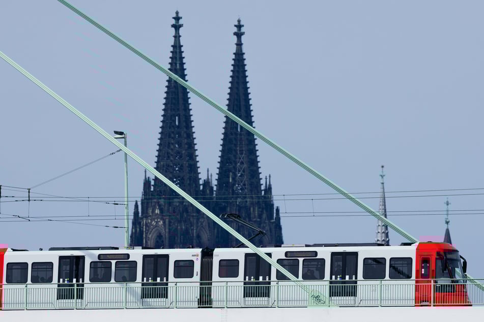 Bus und Bahn fahren soll in Köln in Zukunft ausschließlich Bargeldlos möglich sein. (Archivbild)