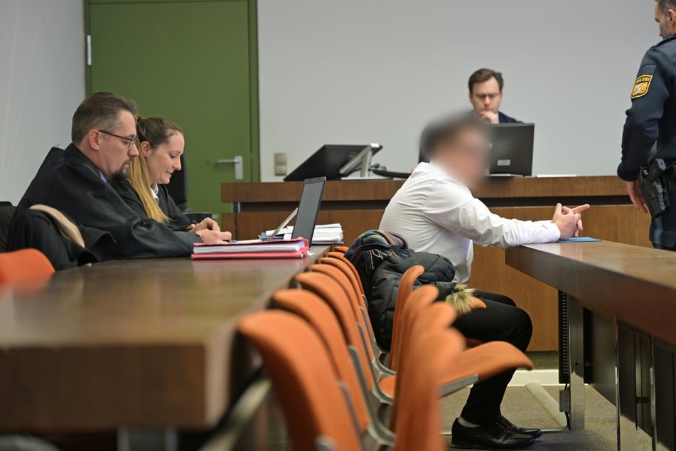 Der Angeklagte stach vor den Augen seines Sohnes auf seine Frau ein.
