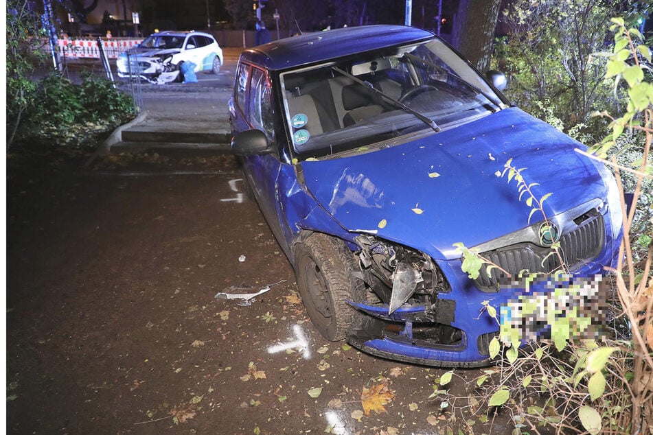 Durch die Wucht des Aufpralls wurde der Skoda in einen nahegelegenen Park geschleudert.