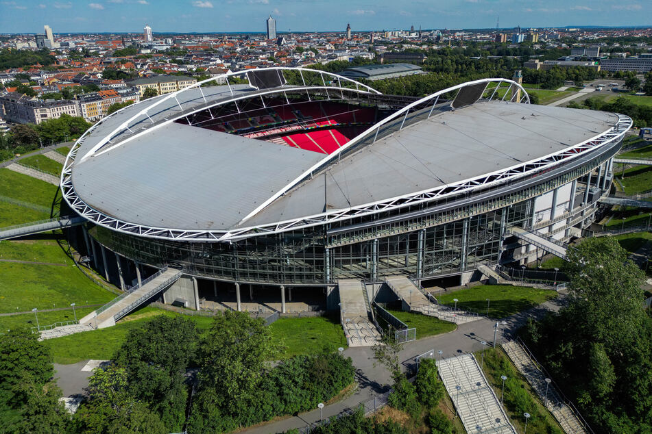 Über Treppen muss der alte Stadionwall erklommen werden, über Brücken geht es ins neue Stadion.