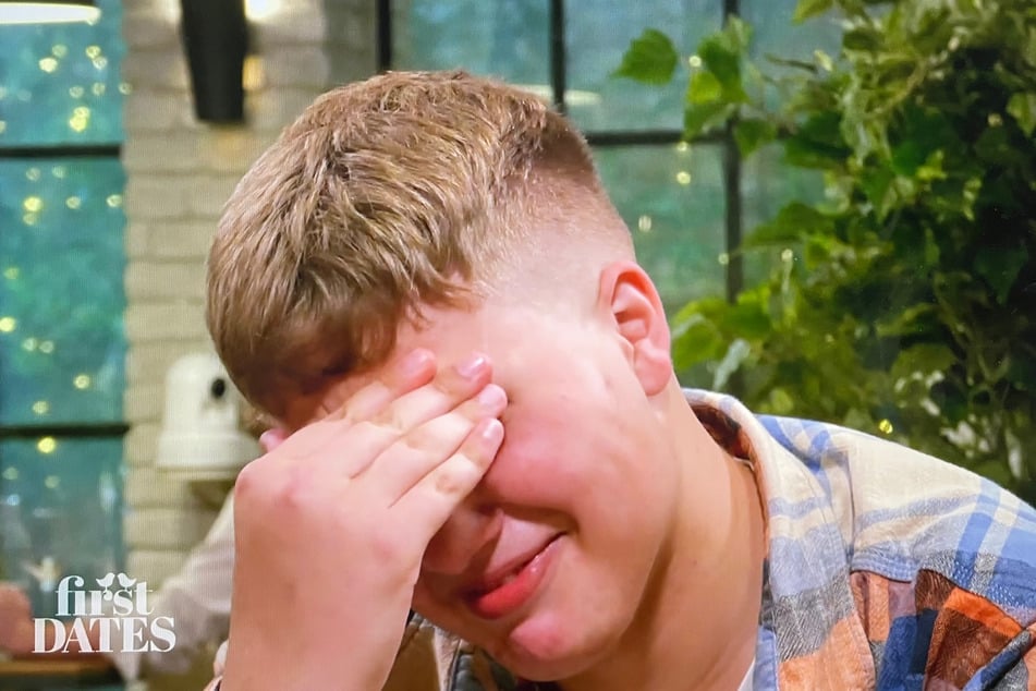 Als Feli mit ihren Essgewohnheiten auspackt, verschlägt es Noah (21) die Sprache.