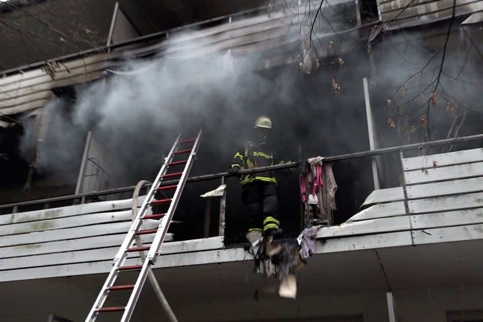 Hamburg: Flammen in zugemüllter Wohnung: Zwei Feuerwehrleute verletzt im Krankenhaus