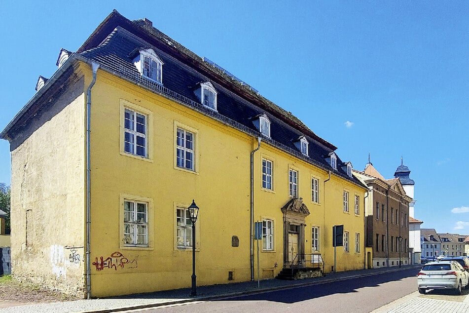 Denkmalg. Mehrfamilienhaus mit Anbau in Köthen (Anhalt) / Mindestgebot 179.000 Euro