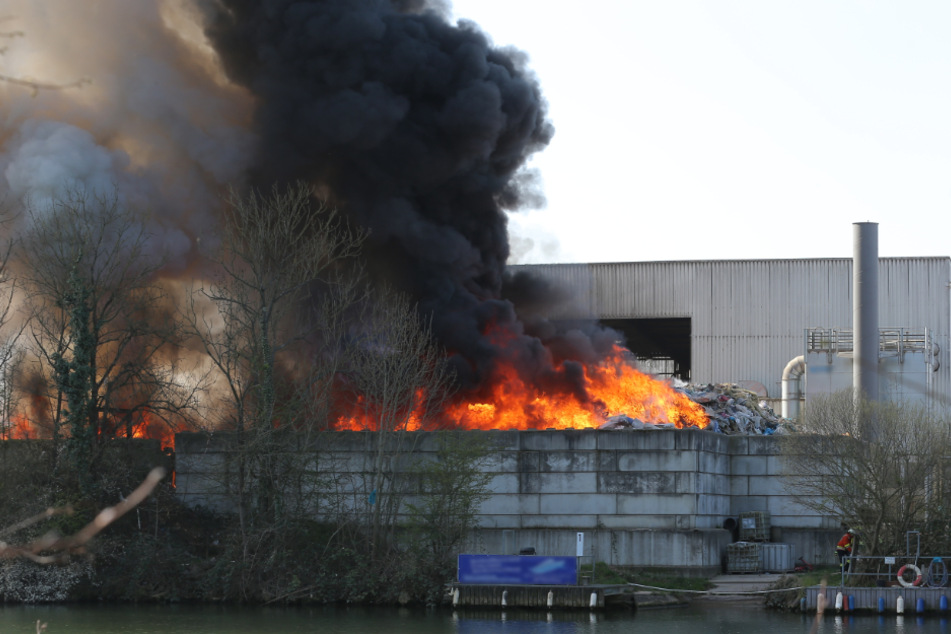Feuerwehrleute (rechts) im Kampf gegen die Flammen.