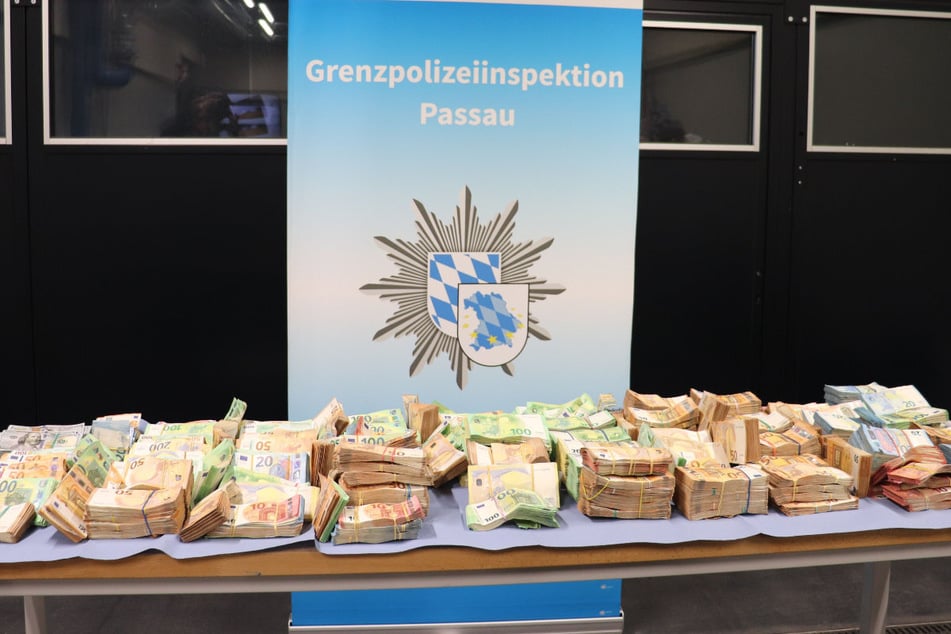 Der Fahrer habe zu dem Millionenbetrag keine plausiblen Angaben zur Herkunft und Verwendung machen können.