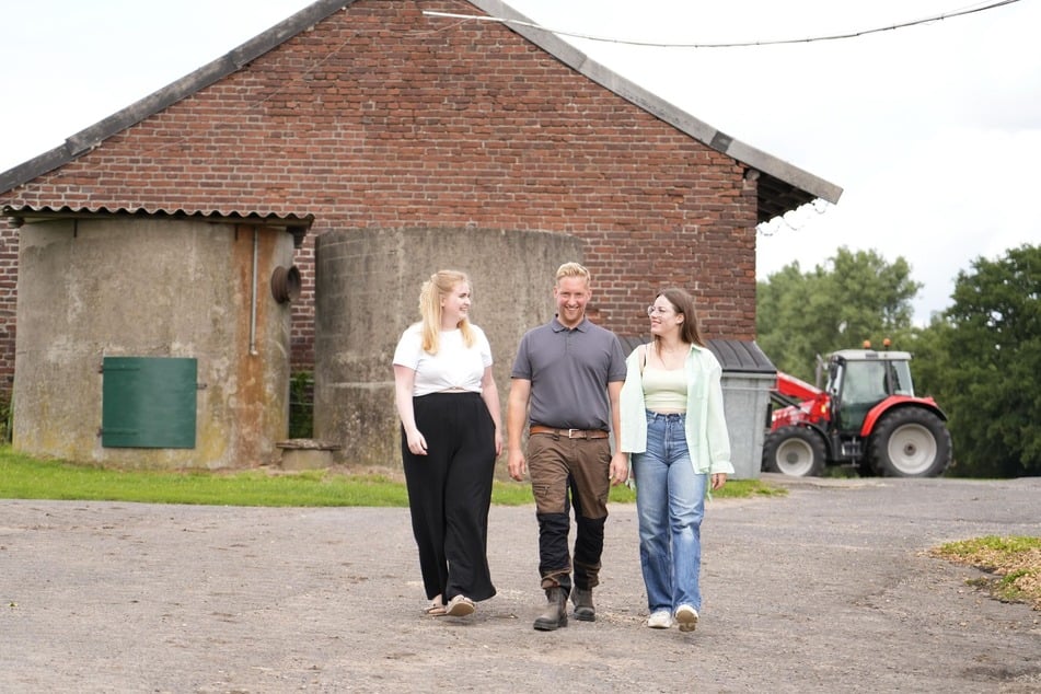 Emely (29, l.) und Jennifer (26) kämpfen bei "Bauer sucht Frau" um das Herz von Daniel (34).