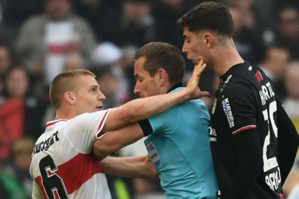 Nach der Spuckattacke fasst VfB-Mittelfeldmann Santiago Ascacíbar dem Leverkusener Kai Havertz noch ins Gesicht.