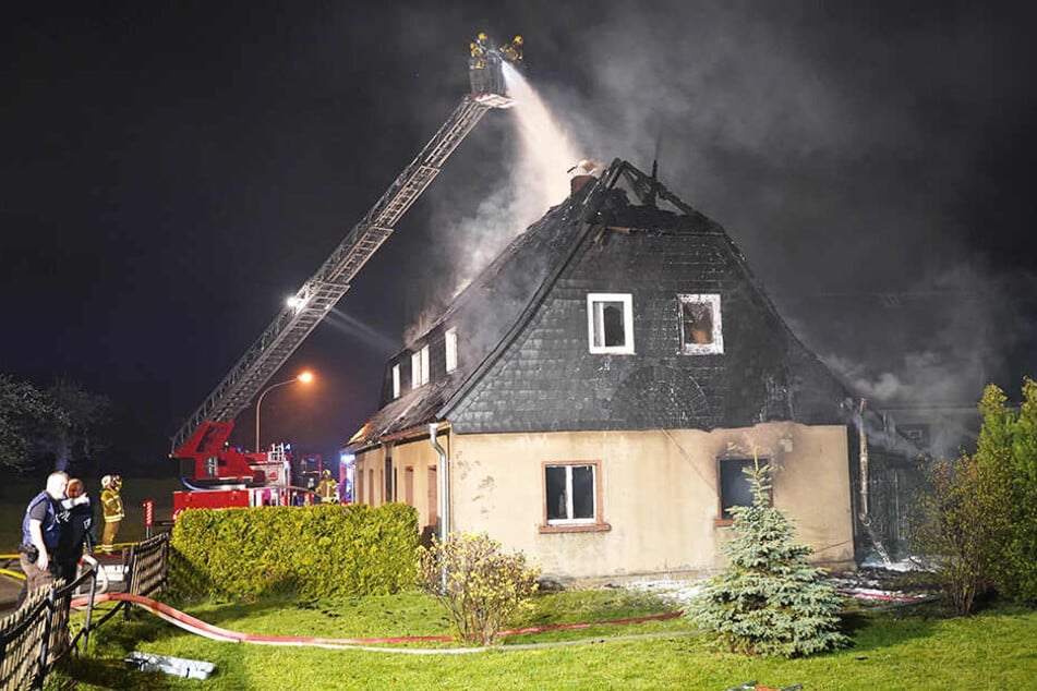 Die Flammen fraßen sich bis durchs Dach. Der Schaden beträgt mehr als 25.000 Euro
