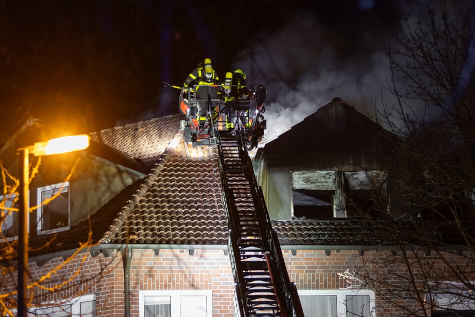 Umgehend leitete die Frankfurter Feuerwehr Löscharbeiten an dem Mehrfamilienhaus ein.