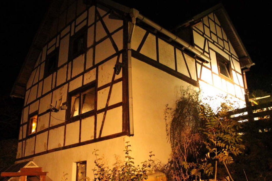 In dem Fachwerkhaus brach ein Feuer aus.