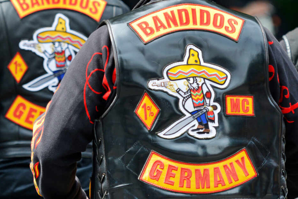 Mitglieder des Motorradclubs "Bandidos" tragen ihre Kutten. Die Rockerszene in Nordrhein-Westfalen schrumpft weiter.