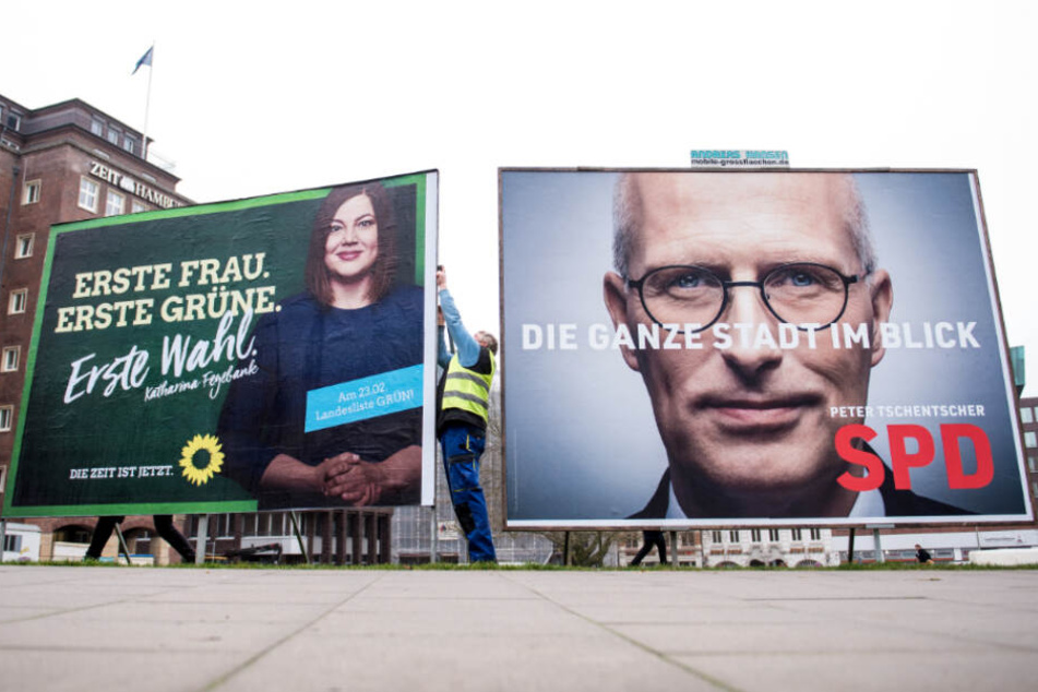 Die Plakate des amtierendes Bürgermeisters und seiner Herausforderin stehen direkt nebeneinander.