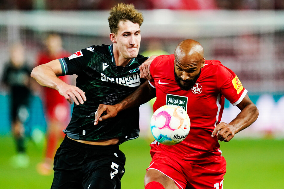 Terrence Boyd (r.) und der 1. FC Kaiserslautern feierten gegen Hannover 96 um Phil Neumann einen ganz wichtigen Auftakterfolg.