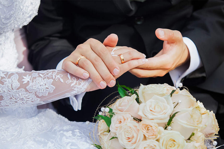 Die Charity-Organisation spendierte der betrügerischen Braut fast 17.000 Euro für ihre Hochzeit. (Symbolbild)