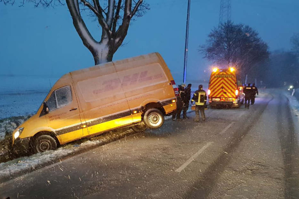 Bisher ist unklar, wie schwer der Fahrer verletzt ist.