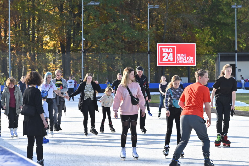 Winterfest bei T-Shirt-Wetter: 4500 Besucher zählte der Saisonauftakt im Eissportzentrum.