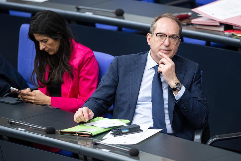Innenminister Alexander Dobrindt (54, CSU, r.) hatte kurz nach seinem Amtsantritt die Zurückweisung von Asylsuchenden an der deutschen Grenze angeordnet. (Archivbild)