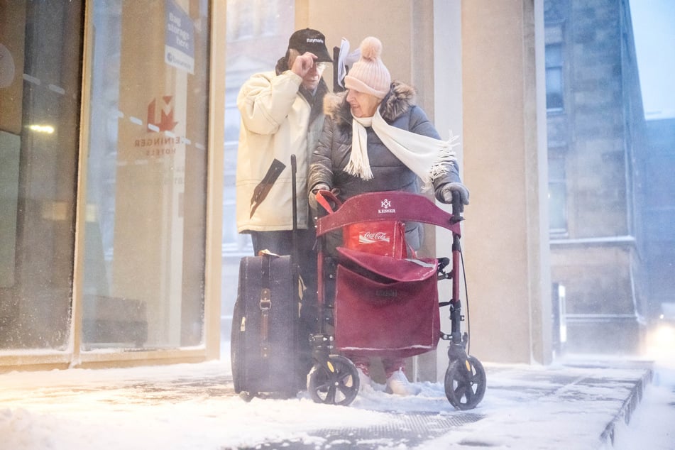 Gerade ältere Menschen seien bei dem winterlichen Wetter akut gefährdet.