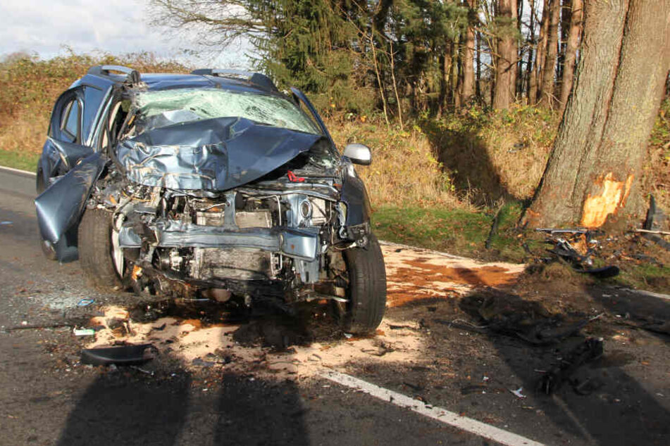 Das Auto des Mannes krachte gegen einen Baum.