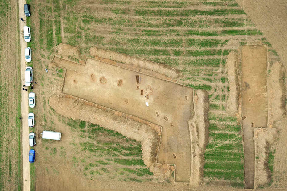 Rund 120 Gräber wurden auf einem 4000 Quadratmeter großen Areal in Warburg freigelegt.